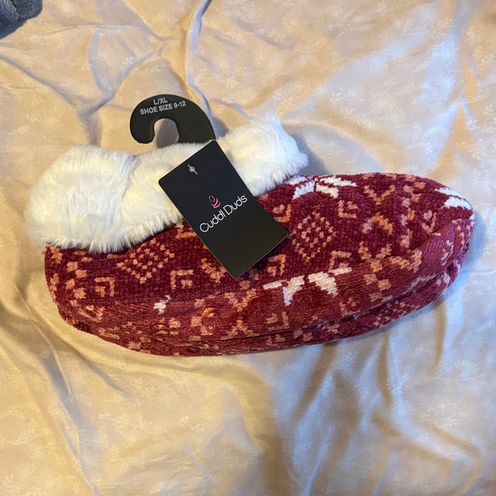 Cuddl Duds Women's Burgundy and White Slippers